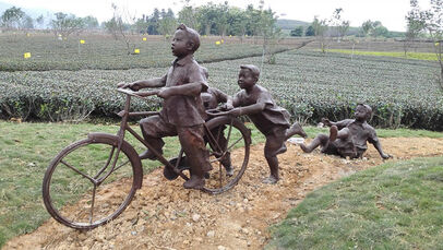玩自行车的小孩群雕 