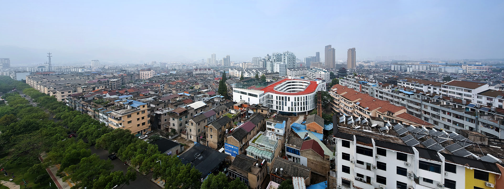 屋顶跑道的小学 1