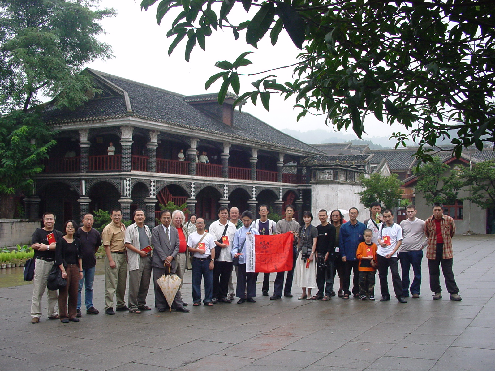 “长征——一个行走中的视觉展示”遵义国际学术研讨会-部分代表们在遵义会议旧址前合影