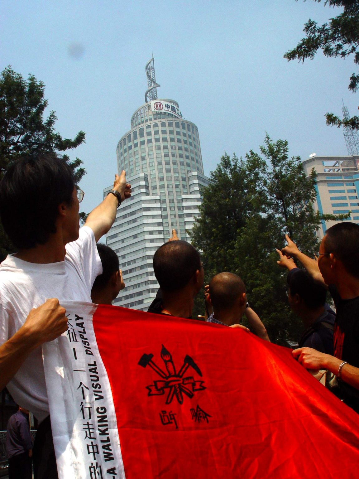 “长征——一个行走中的视觉展示”项目过程-长征队伍在昆明塔特林式建筑前