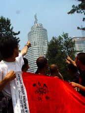 “长征——一个行走中的视觉展示”项目过程-长征队伍在昆明塔特林式建筑前