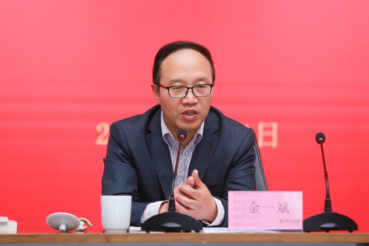 学校召开党委理论学习中心组(扩大)会议