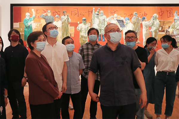 李兰娟院士等援鄂医护人员参观“众志赞歌”展览