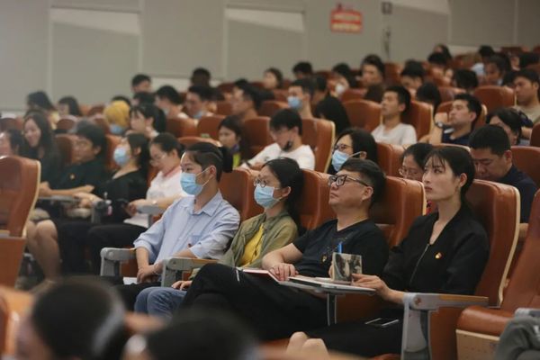 百年恰风华,世纪正青春 —— 党委书记金一斌为2021届毕业生党员讲授党课