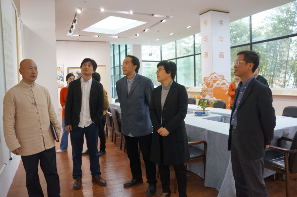 党委书记钱晓芳参观继续教育学院校庆系列汇报展并指导工作