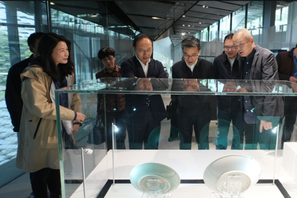 中国教科文卫体工会主席章国贤走访慰问省劳动模范吴小华