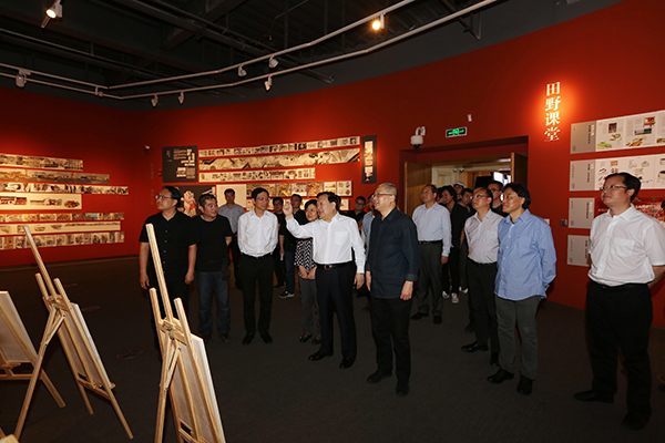 夏宝龙参观“治水最前线”下乡创作实践展