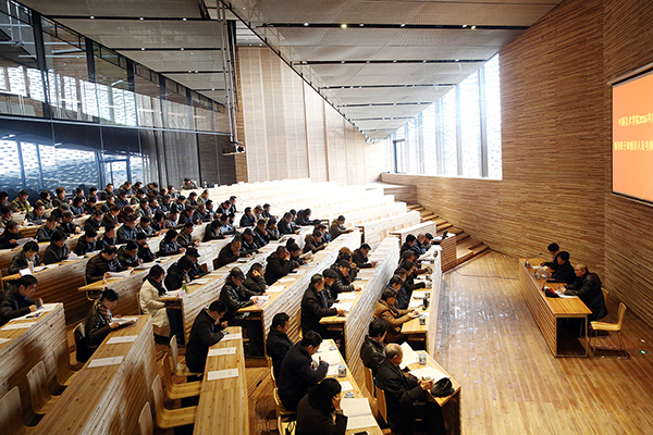 学校组织召开全省高校思想政治工作会议精神传达会暨全体中层干部会议