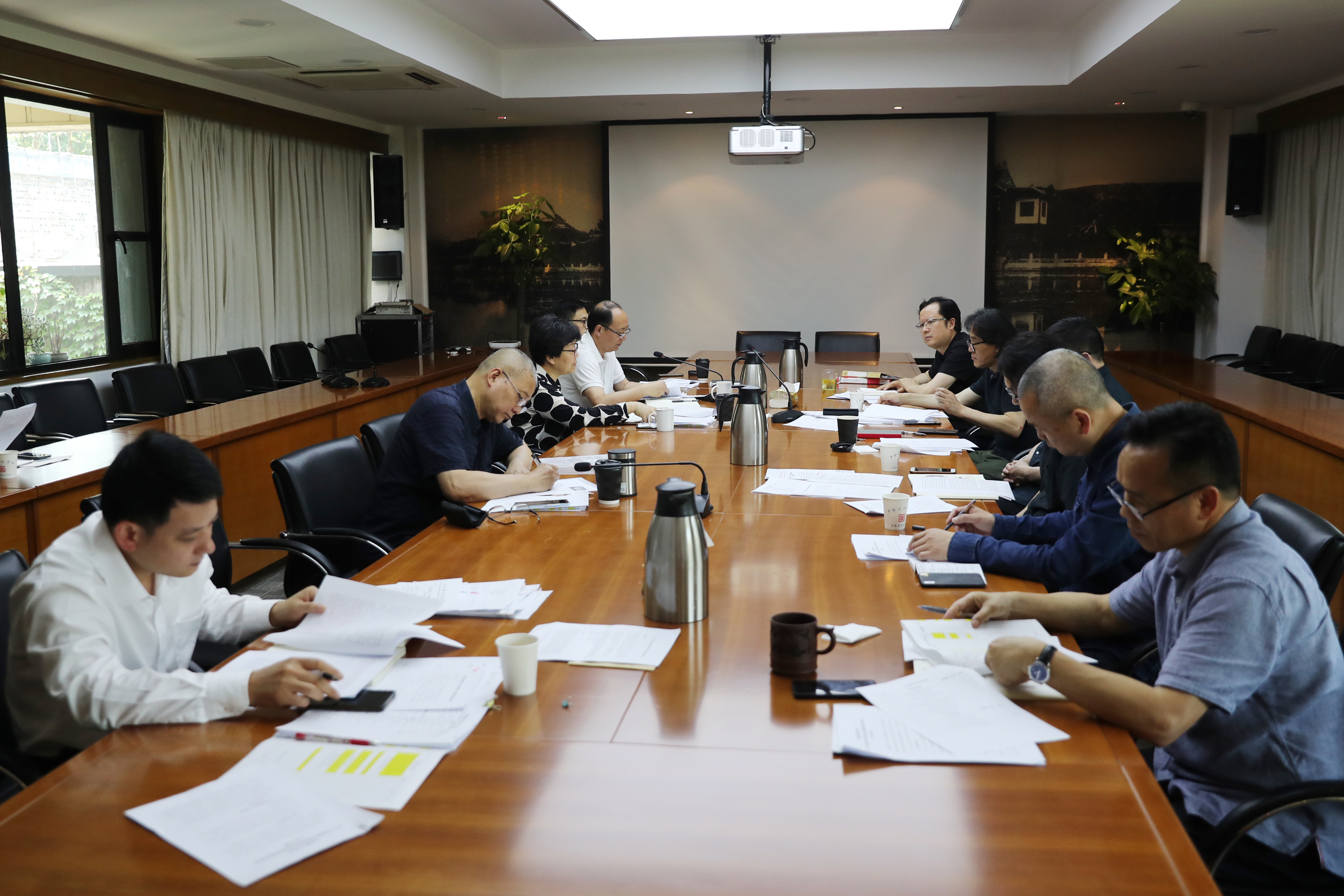 我校党委中心组专题学习习近平总书记在“不忘初心、牢记使命”主题教育工作会议上的 重要讲话精神
