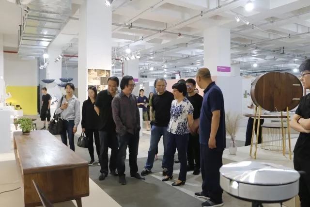 党委书记钱晓芳参观上海设计学院毕业展