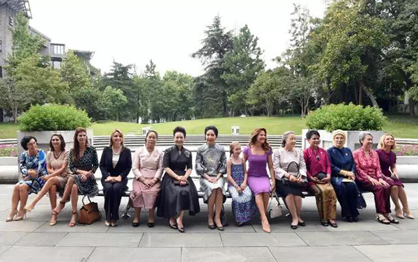 彭丽媛邀请外方代表团团长夫人参观中国美术学院