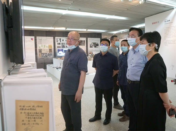 浙江省政府副秘书长蔡晓春参观“众志赞歌”展览