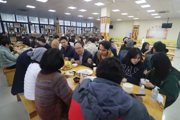 学校领导走访慰问春节留校师生员工