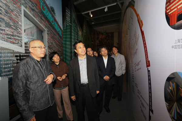 文化部副部长董伟一行参观“十年”特展及“中国设计智造大奖佳作展”