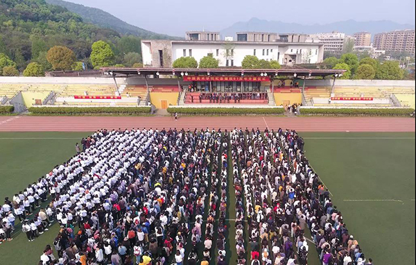 我校举行纪念建校九十一周年升旗仪式