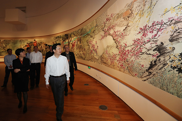 赵一德参观“治水最前线”下乡创作实践展
