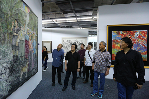全国人大财经委副主任吕祖善一行来我院参观“天地云间”毕业作品展