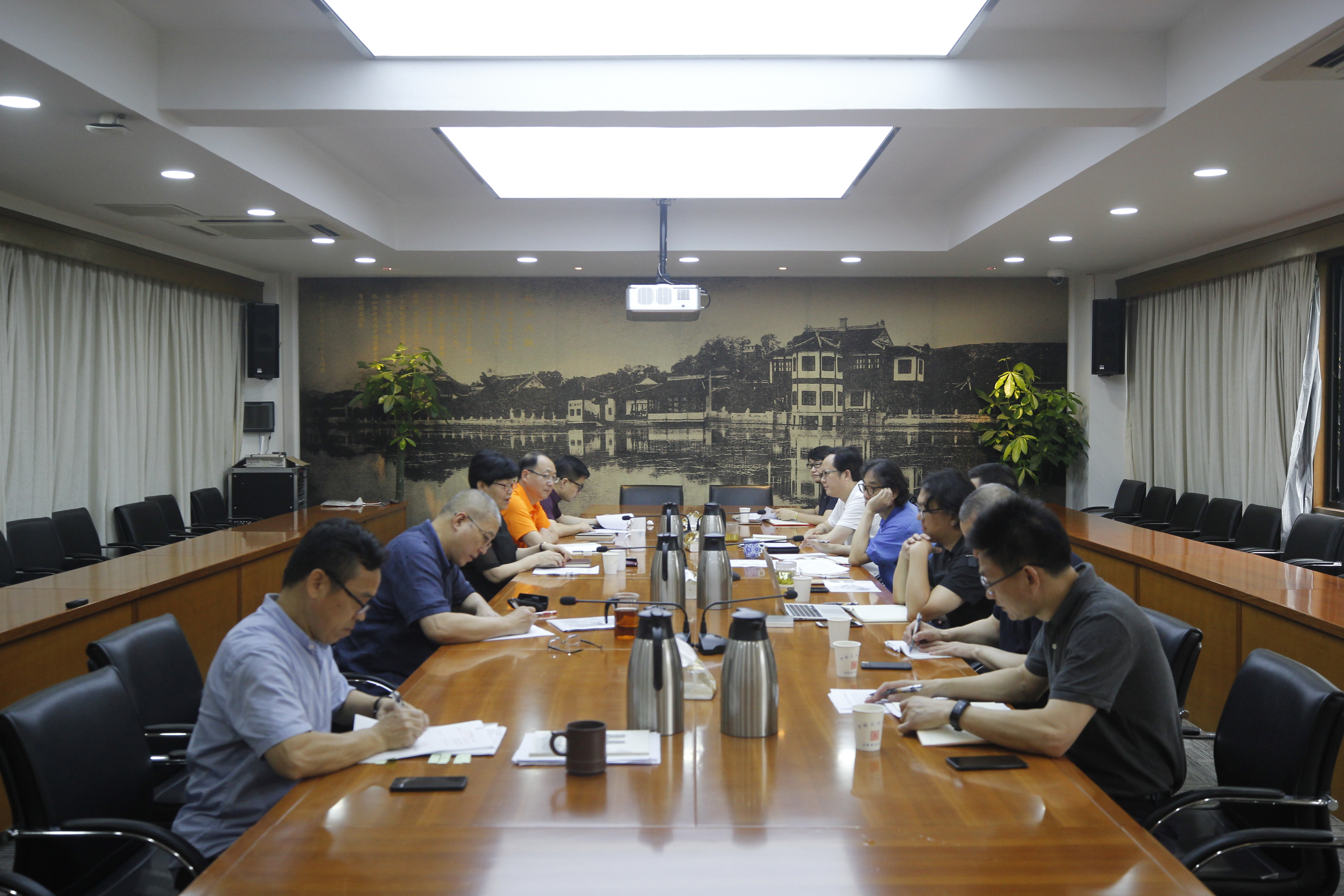 我校党委召开全面从严治党专题会议