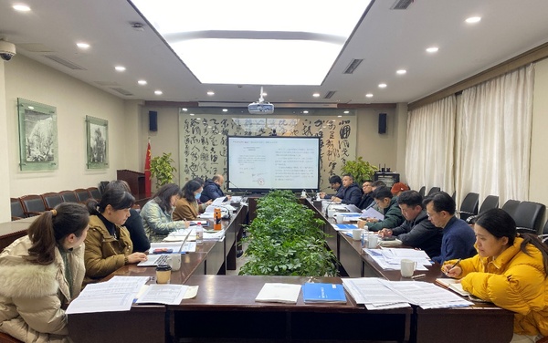 图片包含 室内, 桌子, 天花板, 窗户描述已自动生成