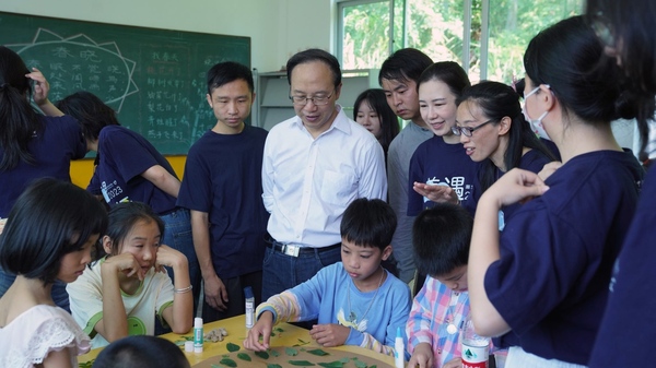 一群小孩在桌子上描述已自动生成