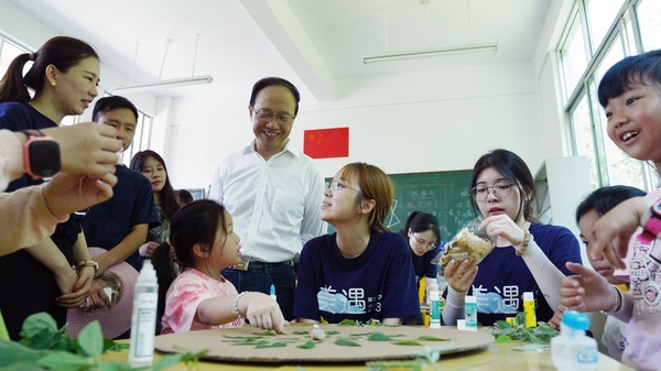 一群人在桌子前吃东西中度可信度描述已自动生成