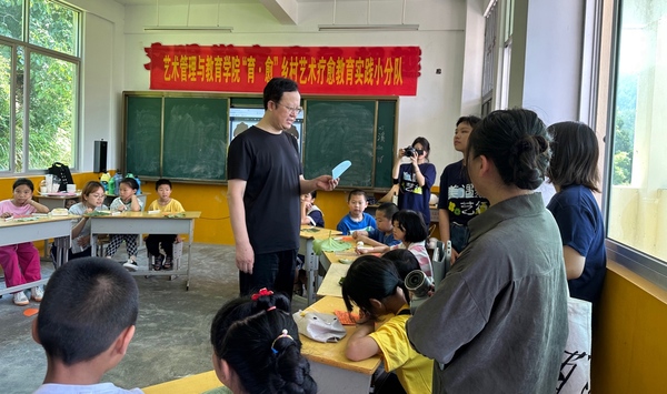 一群人正在聊天描述已自动生成